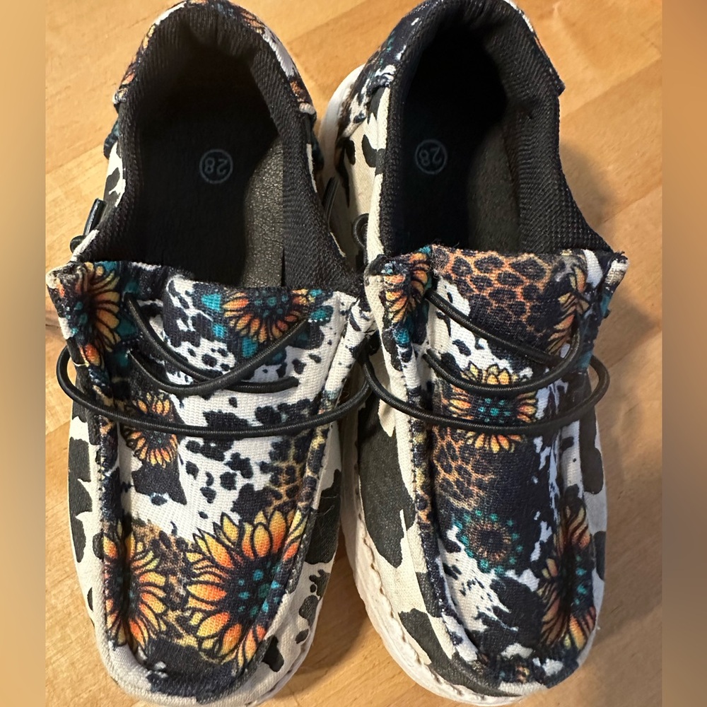 Cow 🐄 Print and daisy toddler loafer size 10.5
Worn once. excellant!
